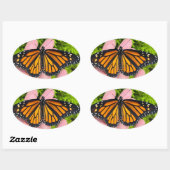 Sticker Ovale Tenir un papillon monarque (Feuille)