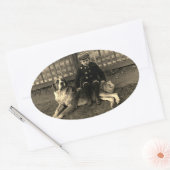 Sticker Ovale Un garçon assis sur un chien de St Bernard dans le (Enveloppe)