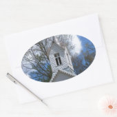 Sticker Ovale vieille église blanche dans les montagnes (Enveloppe)