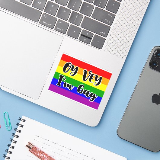 Sticker Oy Vey, je suis Gay Rainbow Flag mignon (Ordinateur portable avec iPhone)