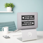 Sticker Panneau Prière d'Utiliser l'Autre Porte avec Flèch (Ordinateur portable sur le bureau)