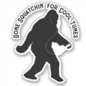 Sticker Parti à la recherche de Squatch avec des écouteurs (Devant)