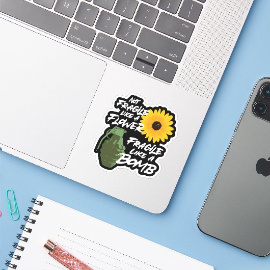 Sticker Pas fragile comme une fleur fragile comme une bomb (Ordinateur portable avec iPhone)