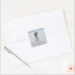 Sticker personnalisé Mariage de script élégant<br><div class="desc">Autocollant personnalisé avec votre photo personnalisée et élégant script "love" couplé avec vos propres monogrammes et date dans une police sans serif.</div>