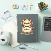 Sticker Petit lion mignon avec un panneau de nom (Couverture iPad)