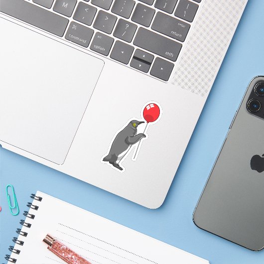 Sticker Pingouin avec ballon (Ordinateur portable avec iPhone)