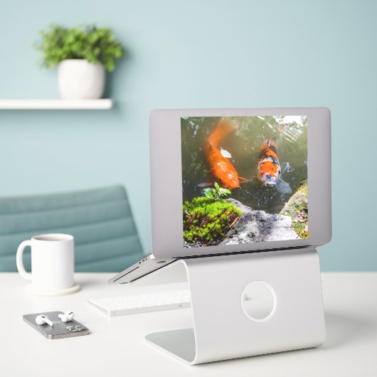 Sticker Poisson Koi dans un étang (Ordinateur portable sur le bureau)