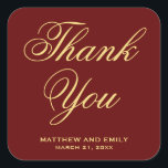 Sticker préféré de mariage rouge et or<br><div class="desc">Élégant autocollant de faveur de mariage rouge. Customisez-le avec la couleur et le texte de votre arrière - plan préféré.</div>