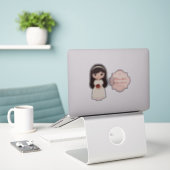 Sticker Première communion mignonne Brunette fille en robe (Ordinateur portable sur le bureau)