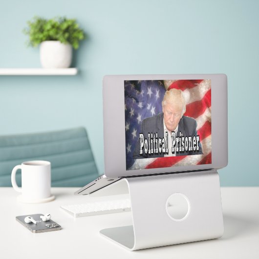 Sticker Prisonnier politique de Trump (Ordinateur portable sur le bureau)