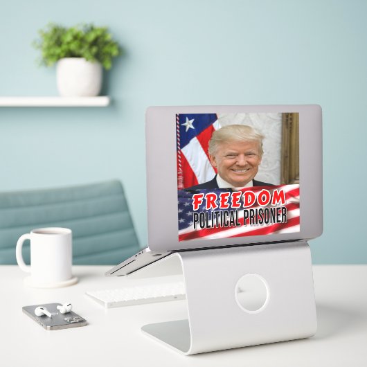 Sticker Prisonnier politique de Trump (Ordinateur portable sur le bureau)