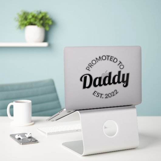 Sticker Promu À Daddy Est. 2022 I (Ordinateur portable sur le bureau)