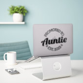 Sticker Promu À Tante Est. 2023 I (Ordinateur portable sur le bureau)