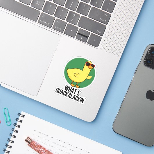 Sticker Qu'est-ce que Quackalackin Funny Duck Pun (Ordinateur portable avec iPhone)