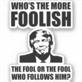 Sticker Qui est le plus fou anti-Trump (Devant)