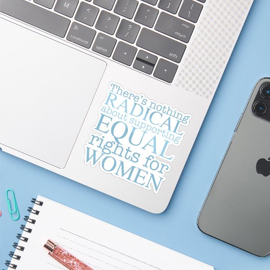 Sticker Radical Feminist Citation des droits des femmes Or (Ordinateur portable avec iPhone)