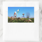 Sticker Rectangulaire 2 Fubby qui plantent une sphère de crocus. (Sac)