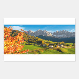 Sticker Rectangulaire Automne dans un paysage de dolomites avec l'églis