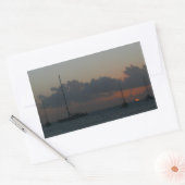 Sticker Rectangulaire Bateaux à voile dans Sunset Tropical Seascape (Enveloppe)