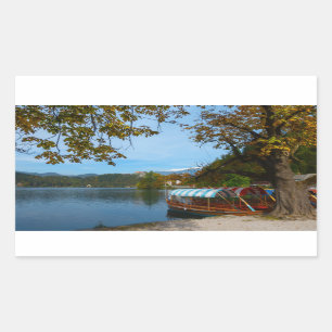 Sticker Rectangulaire Bateaux de touristes dans le lac saigné en automn