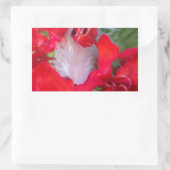 Sticker Rectangulaire Beauté délicate : Fleur rouge avec plumes blanches (Sac)