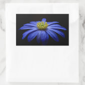 Sticker Rectangulaire Belle Jolie Fleur Bleue sur Noir (Sac)