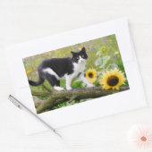 Sticker Rectangulaire Chat tuxedo mignon sur une branche d'arbre avec de (Enveloppe)