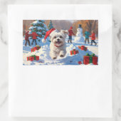 Sticker Rectangulaire Chien maltais courant dans la neige avec Casquette (Sac)