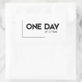 Sticker Rectangulaire Citations MODERNES : un jour à la fois (Sac)