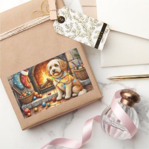 Sticker Rectangulaire Cockapoo assis près de la cheminée avec des lumièr