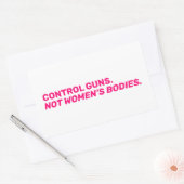 Sticker Rectangulaire Contrôlez les armes. Pas le corps des femmes. Blan (Enveloppe)