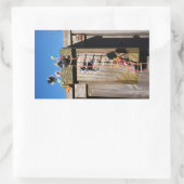 Sticker Rectangulaire Des fubby qui grimpent dans une maison d'oiseaux. (Sac)