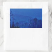 Sticker Rectangulaire Des lumières scintillantes dans un Blue Mountain M (Sac)