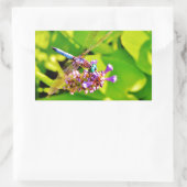 Sticker Rectangulaire Dragonfly de couleur arc-en-ciel sur une fleur ros (Sac)