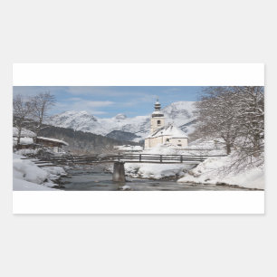 Sticker Rectangulaire Église dans la neige avec les Alpes en hiver