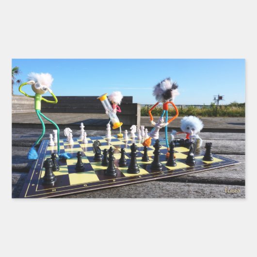 Sticker Rectangulaire Fubby joue à l'échecs. (Devant)