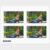 Sticker Rectangulaire Gnome relaxant avec Casquette Père Noël (Feuille)