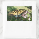 Sticker Rectangulaire Gros plan de Tiger Swallowtail à côté de Cleome Re (Sac)