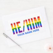 Sticker Rectangulaire Il Pronounounes dans LGBTQ Rainbow Pride Stripes (Enveloppe)
