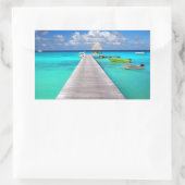 Sticker Rectangulaire Jetty avec des bateaux dans un lagon tropical (Sac)