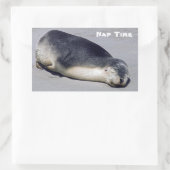 Sticker Rectangulaire Jeune phoque dormant sur la plage - Australie (Sac)