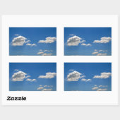 Sticker Rectangulaire Le ciel est bleu et les nuages blancs passent (Feuille)