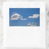 Sticker Rectangulaire Le ciel est bleu et les nuages blancs passent (Sac)
