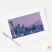 Sticker Rectangulaire Le Mont Rainier dans l'arrière - plan. (Enveloppe)