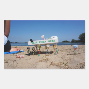 Sticker Rectangulaire Les Fubby qui volent une pizza sur la plage.