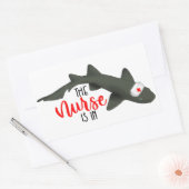 Sticker Rectangulaire L'Infirmière Requin Est Dans (Enveloppe)