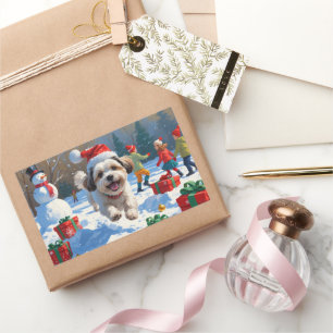 Sticker Rectangulaire Malti Tzu courant dans la neige avec un chapeau de