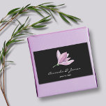 Sticker Rectangulaire Mariage à fleurs Magnolia<br><div class="desc">Autocollants personnalisés avec une belle couleur de fleur de magnolia violet et votre texte pour toute occasion en lettrage blanc chic sur un arrière - plan noir,  parfait pour les faveurs de mariage,  douche nuptiale,  phoques faire-part de mariage et plus encore. OBJETS CORRESPONDANTS dans notre magasin.</div>