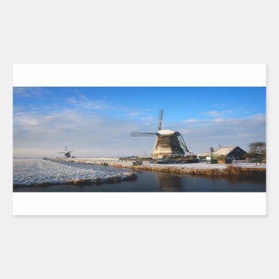 Sticker Rectangulaire Moulin à vent dans la neige dans un paysage hiver