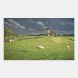 Sticker Rectangulaire Moutons avec moulins à vent sous des nuages sombre